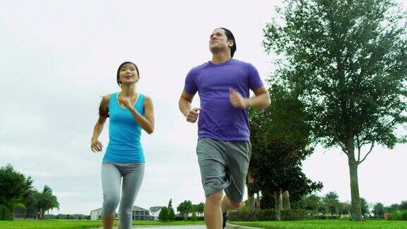 青年民族男性女性健身户外慢跑