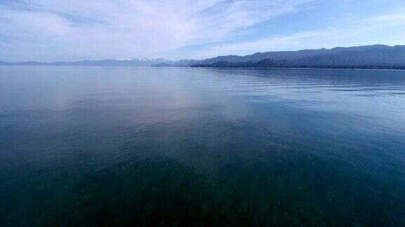 无人机近距离观看加州塔霍湖清澈的深水自然美景奇观