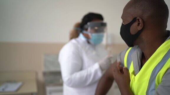 正在接种疫苗的工人-戴口罩