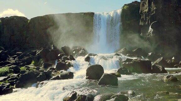冰岛美丽的Oxararfoss瀑布