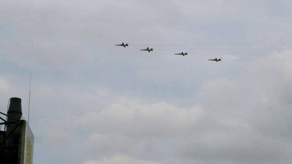 四架军机列队在城市上空高高地飞行空军游行