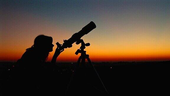 用望远镜看星星的女孩
