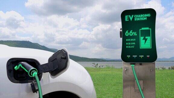 环保电动汽车在大自然中充电细读