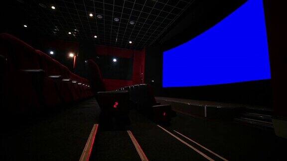 空荡荡的红色电影院大厅里的楼梯和过道
