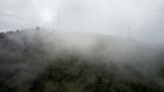 巴西米纳斯吉拉斯州云雾缭绕的山地雨林的无人机鸟瞰图