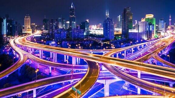 照亮夜间高架道路和繁忙的交通上海中国