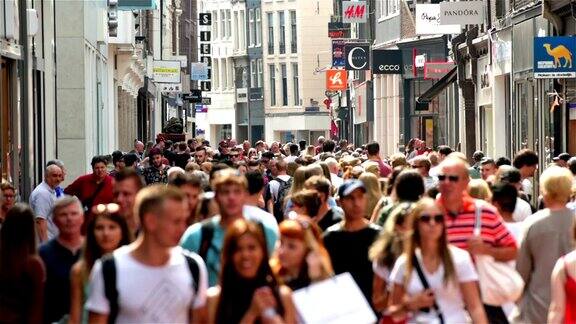 欧洲的购物街人山人海