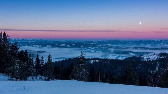 雾在冬天的山上移动天空是星形的