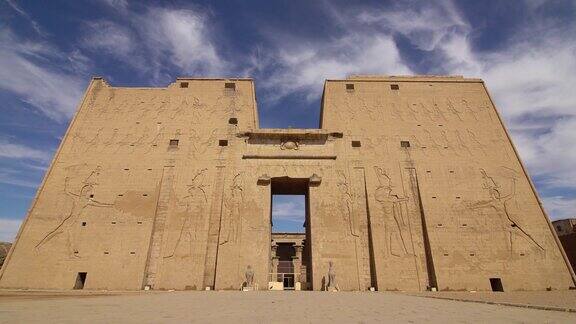 Edfu也拼成Idfu在古代被称为BehdetEdfu是荷鲁斯托勒密神庙的所在地也是一个古老的定居点埃及