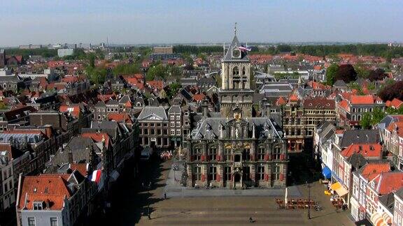 从荷兰代尔夫特市政厅的NieuweKerk看过去