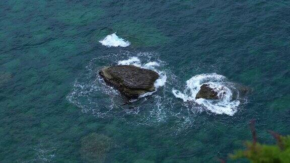 科西嘉海岸的海浪和美丽的自然在阴天的慢镜头