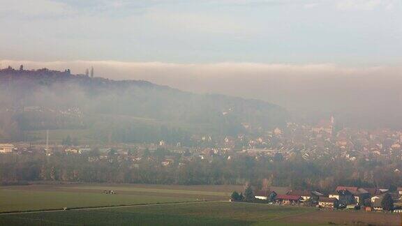 8K拍摄的小镇Ljutomer在雾中