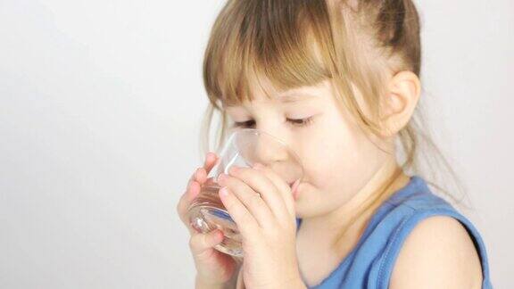可爱的小女孩喝水
