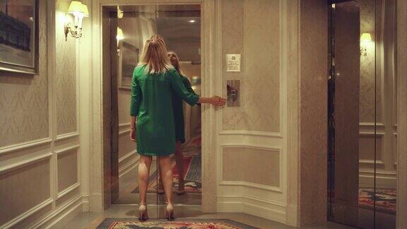 豪华酒店走廊的空电梯女人进入电梯车厢