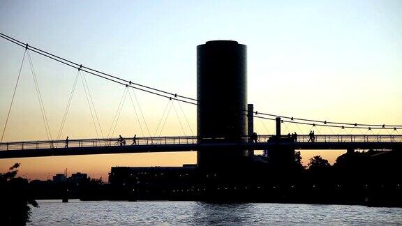 夕阳下的德国法兰克福人行桥