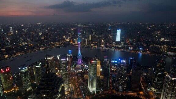 4k白天到夜晚的时间流逝:航拍上海陆家嘴区和外滩全景摩天大楼灯光秀在晚上中国