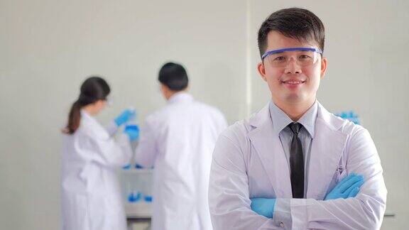 在生命科学实验室工作的卫生保健研究人员描绘年轻男性研究科学家准备和分析在研究实验室