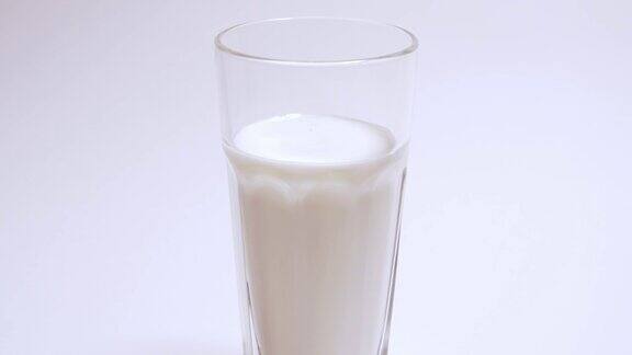 一顿由钙和维生素组成的丰盛健康早餐在白色的背景下慢慢倒入一杯希腊酸奶隔离4k
