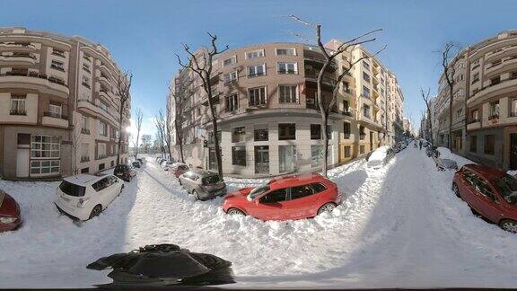 行走在西班牙马德里西部公园带着360度的雪景