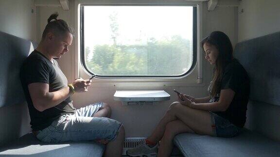 乘客在客车车厢里使用智能手机