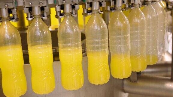 饮料厂用果汁灌装塑料瓶的机器