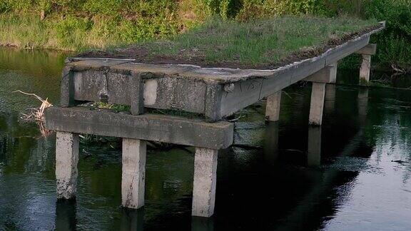 桥被毁坏的长满草的旧桥