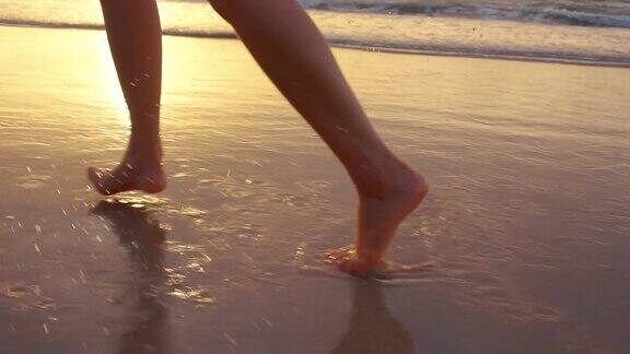 斯洛莫:在海滩上跑步的人的腿