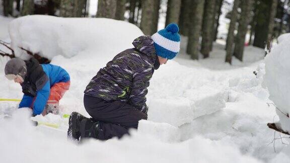 两个孩子在外面玩雪