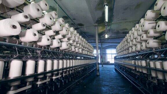 服装厂有很多缝纫线轴纺织工厂设备
