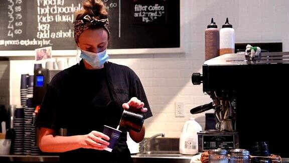 戴着防护面罩的女咖啡师