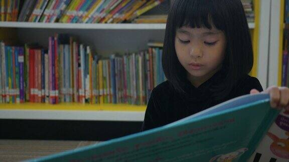 小女孩在图书馆看书