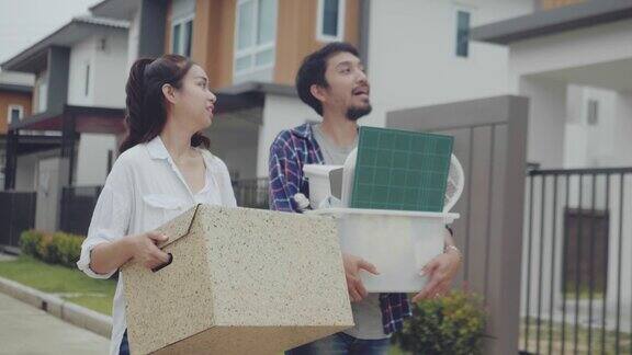 一个男人和一个女人手里拿着移动的箱子和家具