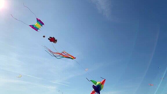 风筝在美丽的蓝天的背景上