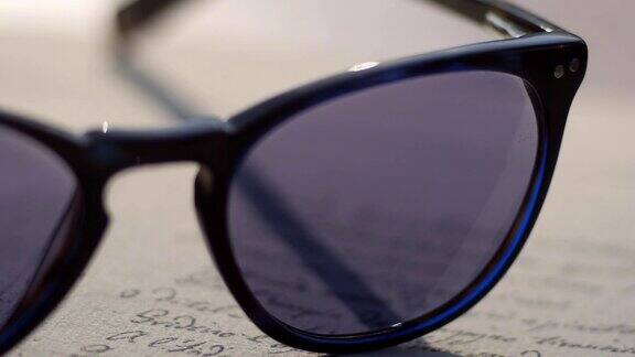 光致变色的灰色眼镜上的一本书改变颜色