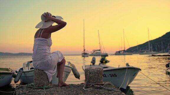 日落时分码头上的一个女人