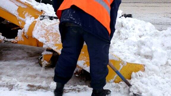 工人们用铁锹和专用设备清除街道上的积雪