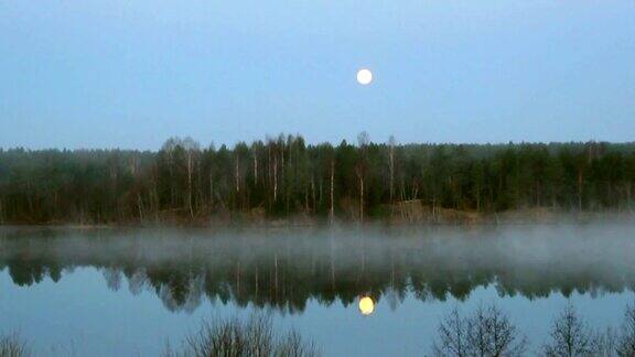 清晨雾河上的满月