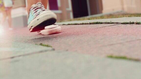 一个穿着运动鞋的女孩的双腿走在人行道上耀眼的光线柔和的焦点