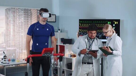 健身运动员戴着VR眼镜在运动实验室的跑步机上行走