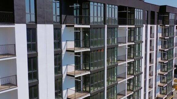 新建城市建筑城市住宅建筑的外观有高大玻璃窗和阳台的现代建筑