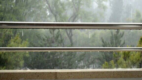 暴雨从阳台上倾泻而下