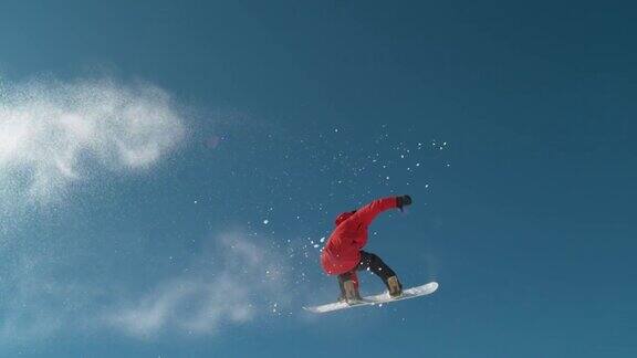 慢镜头:滑雪者飞向空中带起雪花