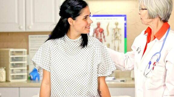妇女准备乳房检查乳房x光检查在医生的办公室或医院