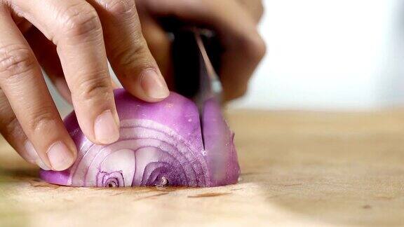 用菜刀在木板上切洋葱特写慢动作