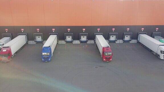 卡车停靠在物流中心码头装卸货物