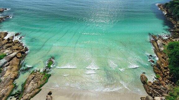 海岸线上有沙滩和碧绿透明的海浪鸟瞰图
