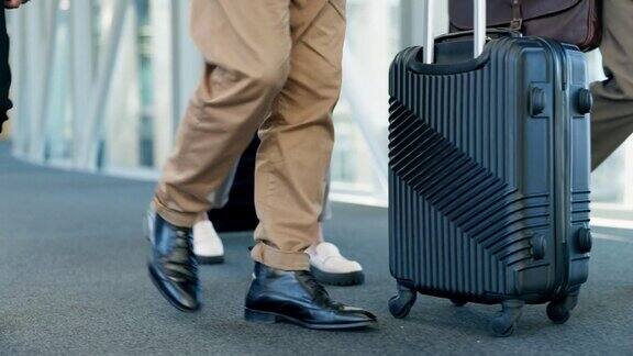 商务人士、旅行箱和在机场旅行和工作会议的员工的步行旅游鞋、旅行袋、旅行箱、带腿会议、研讨会用旅行箱