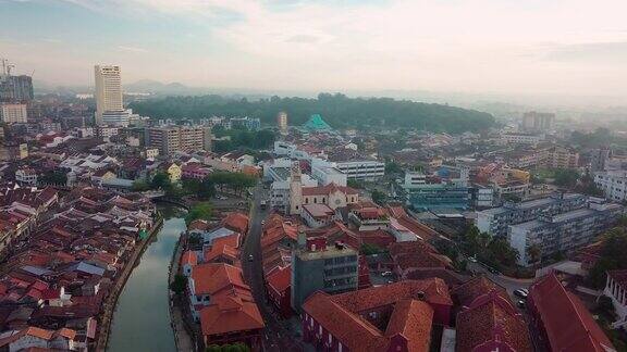 鸟瞰图的马六甲城市Stadthuys老城和河流