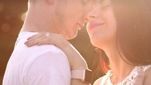 一对年轻夫妇在爱的幸福的脸的特写他们拥抱和亲吻