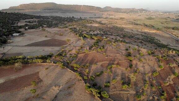 埃塞俄比亚沙漠和田野上空的航拍镜头